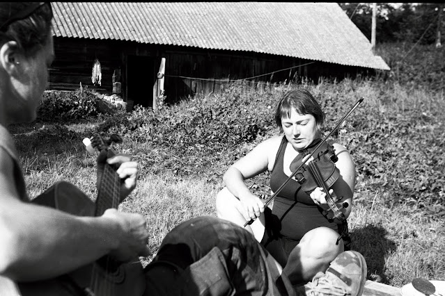 woman playing the violin